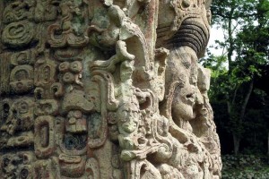 King Uaxaclajuun Ub'aah K'awiil. Stela B, Copán (Wikimedia Commons) King Uaxaclajuun Ub'aah K'awiil. Stela B, Copán (Wikimedia Commons)