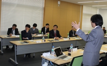 Minister Yamamoto is hearing Director Murayama's introduction of the SuMIRe project. Discussion of the research on dark matter by Dr. Leauthaud.