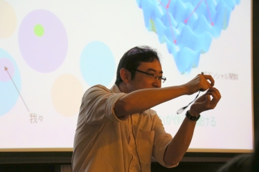 University of California, Berkeley Professor and Kavli IPMU Visiting Senior Scientist Yasunori Nomura gave a talk