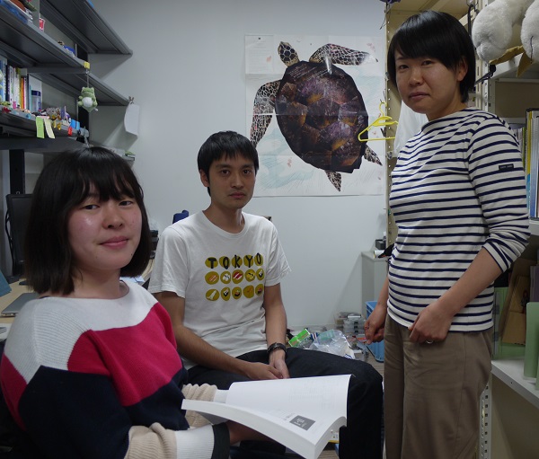 (左から)木下千尋大学院生、後藤佑介博士研究員、青木かがり助教