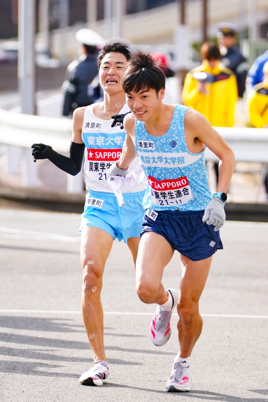 (秋吉選手から古川選手への襷リレー、スポーツニッポン新聞社より提供)